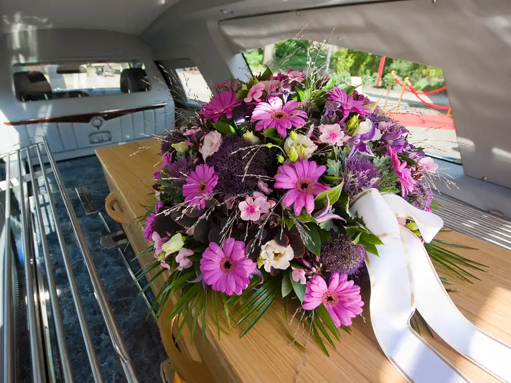 Bloemen in rouwauto