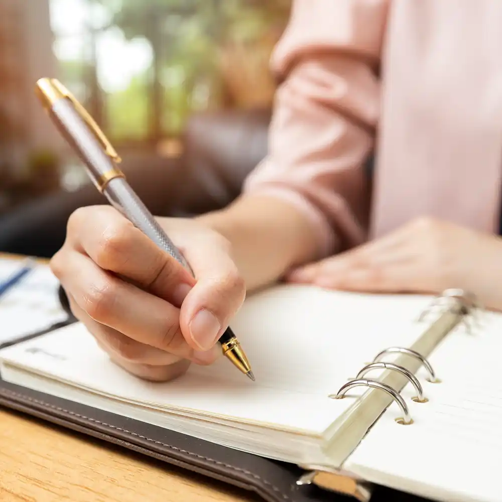 uitvaartverzorger op kantoor